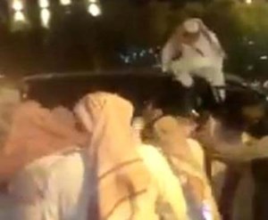 جريدة الأنباء الكويتية   بالفيديو سعوديون يوسعون ضرباً مبتز هدد فتاة
