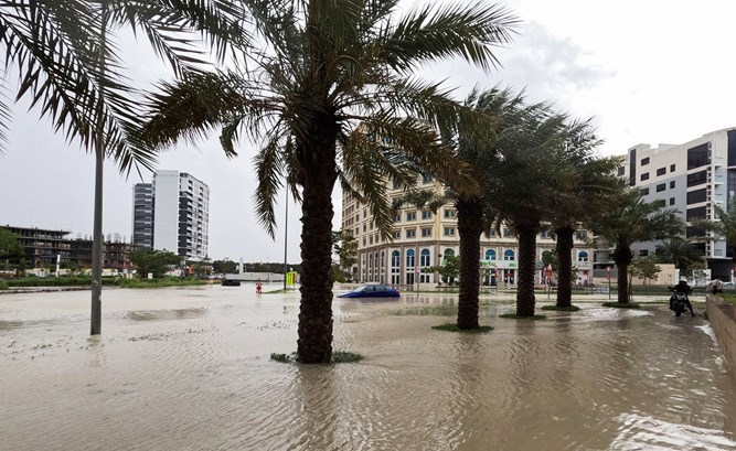 أمطار غزيرة تغرق الشوارع في عدد من دول الخليج