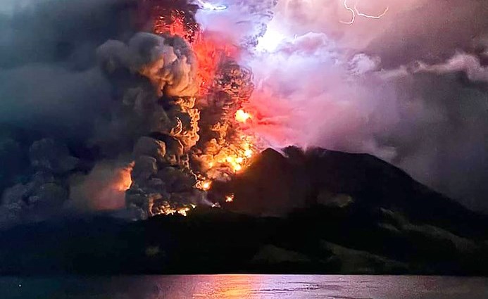 بركان روانغ يثور للمرة الرابعة وإندونيسيا تغلق مطارا وتجلي آلاف السكان