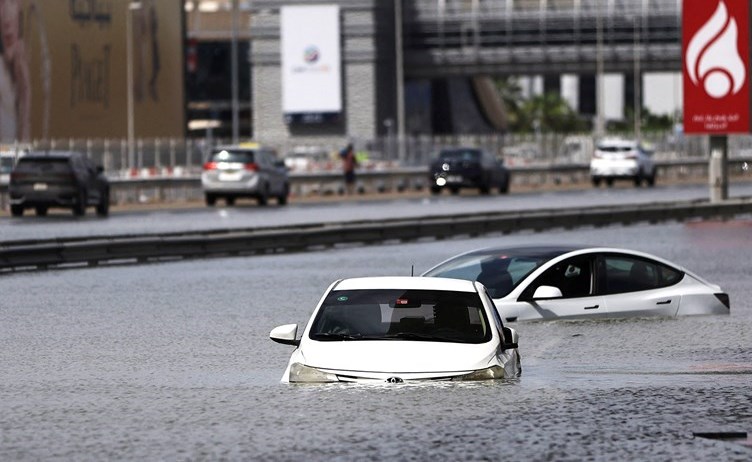 الإمارات تشهد أغزر أمطار منذ 75 عاما وتمدد الدراسة عن بعد حتى الغد