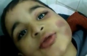 بالفيديو عراقي فاقد الرحمة يحرق ابنه ويحاول قتله لإرضاء زوجته !