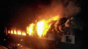 9 قتلى في حريق داخل قطار سريع بغرب الهند