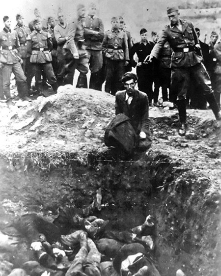 2- الصورة الثانية يظهر بها اليهودي الأخير في مدينة «فينيتسا»، وتظهر الصورة جندياً نازياً يستعد لإطلاق النار على الشاب اليهودي أمام مقبرة جماعية لليهود في أوكرانيا عام 1941.<br />