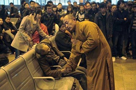 3- الصورة الثالثة يظهر بها راهب بوذي يصلي لرجل توفي فجأة في محطة شانكسي تايوان في الصين، بينما كان ينتظر القطار.<br />