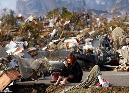 4- الصورة تسجل لحظة انهيار فتاة بعد وقوع كارثة تسونامي في اليابان 2011.<br />