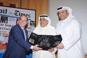 الزميل عدنان الراشد يتسلم درع تكريم «الأنباء» من الزميلين عبدالرحمن العليان وعدنان سعد