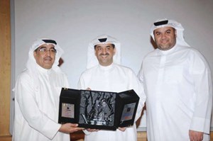 وليد الخشتي يتسلم درع «زين» التكريمية من الزميلين عدنان الراشد وعبدالرحمن العليان