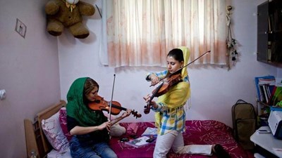 بالصور الحياة السرية في المجتمع الإيراني
