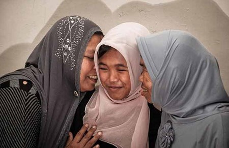 بالصور أسرة تعثر على ابنتها المفقودة بعد عشر سنوات من تسونامي