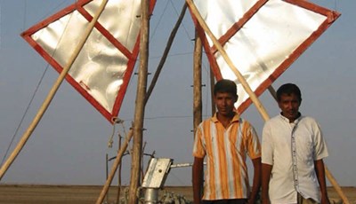مختار حسين ومشتاق أحمد ابتكرا جهاز طاقة الرياح من الخيزران ولا يتجاوز سعره 100 دولار. ويتم استخدامه لتوليد الطاقة من أجل ضخ المياه.