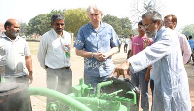 مدير المؤسسة التي تقف وراء ابتكارات الحاجة في الهند وتدعى نيفانديا هو البروفيسور أنيل غوبتا الذي يشرح هنا للمخرج المعروف جيمس كامرون كيفية عمل جهاز لتوليد الغاز والطاقة من فضلات الحقول. استغرق أنيل 20 سنة لصنع الجهاز ويستخدم للإنارة وتصفية المياه في عدة مناطق ريفية في الهند