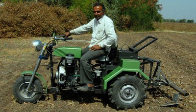 منسوخبهائي جاغاني ابتكر جرارا بسيطا ولكنه فعال. سعر الجرار زهيد وهو قادر على حرث فدان أرض في مدة لا تتجاوز نصف ساعة وبلترين من الوقود فقط