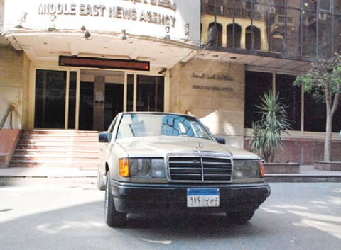 صورة مرسيدس صدام لغزو الكويت للبيع في مزاد علني صورة مرسيدس صدام لغزو الكويت للبيع في مزاد علني