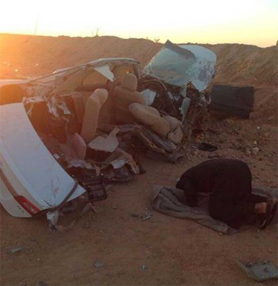 بالصور سعودي خر ساجداً لله امام حطام سيارته بعد نجاته من حادث خطير بالصور سعودي خر ساجداً لله امام حطام سيارته بعد نجاته من حادث خطير