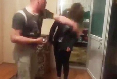 بالفيديو والصور ماذا فعل رجل في ابنته لأنها عادت للمنزل في وقت متأخر وهي واضعة احمر شفاه
