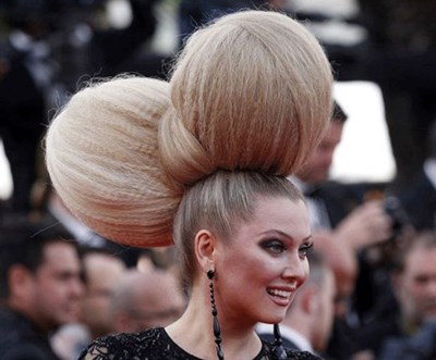 بالصور روسية تسرق الأضواء بتسريحة شعر عملاقة وغريبة في مهرجان كان