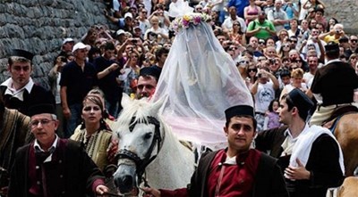 بالصور أغرب 10 طقوس للزواج حول العالم ما بين ضرب العريس والبصق على العروس