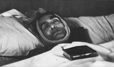 بالصور 19 لقطة مؤلمة لفنانين على فراش الموت