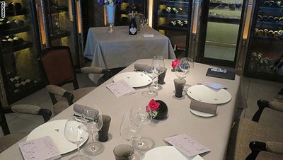 ويكلف العشاء 700 دولارٍ للشخص، ويقدم على طاولة الشيف الخاصة في مطعم 