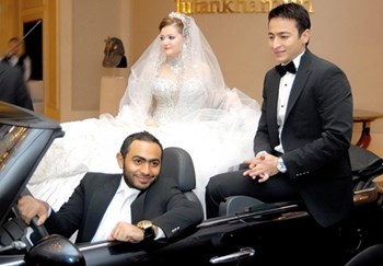 تامر حسني يقود سيارة الزفاف لحمادة هلال تامر حسني يقود سيارة الزفاف لحمادة هلال
