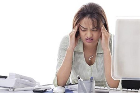 إذا شعرت بإجهاد في عينك أثناء العمل على الكمبيوتر أو أثناء أي عمل، يُمكنك اتباع قاعدة 20-20-20، والتي تشير إلى ضرورة ابعاد عينك عن العمل لمدة 20 ثانية كل 20 دقيقة، وفي حالة استمرار الشعور بالإجهاد فيُمكن أن يشير ذلك إلى عدة علامات مثل جفاف العين أو طول النظر الشيخوخي، وعليك في هذه الحالة الذهاب إلى طبيب خاص لمعرفة سبب الإرهاق والحصول على علاج مناسب.