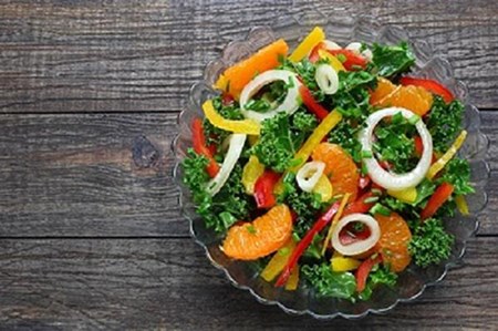 ينبغي أن يكون تناول الطعام الصحي المليء بالفيتامينات مثل الجزر والخضروات جزءا من النظام الغذائي، حيث وجد الباحثون أن الأشخاص الذين يحتوي نظامهم الغذائي على معدلات مرتفعة من فيتامين سي وإي والزنك واللوتين والزياكسانثين وأوميجا3، أقل عرضة للضمور البقعي المرتبط بالعمر.