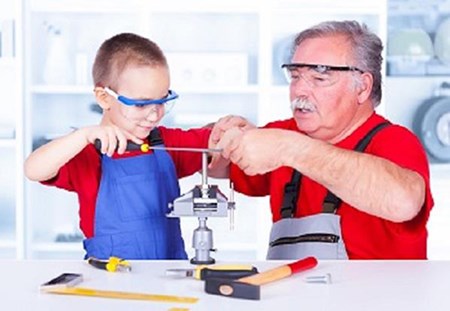 ينبغي ارتداء نظارات الوقاية المناسبة، لتفادي وقوع إصابات للعين، أثناء ممارسة الألعاب الرياضية مثل الهوكي والبيسبول، وأثناء عمليات إصلاح المنزل وتنظيفه أو القيام بأي أنشطة داخله.