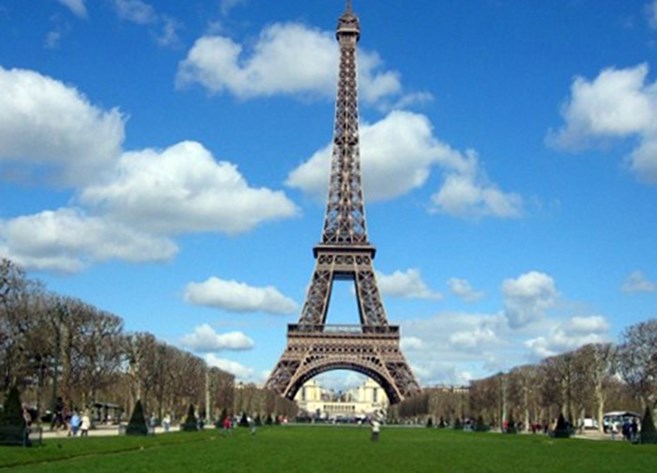 برج ايفيل في فرنسا