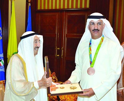 صاحب السمو الأمير الشيخ صباح الأحمد يسلم عبدالله الرشيدي «وسام الكويت ذو الرصيعة» من الدرجة الأولى.