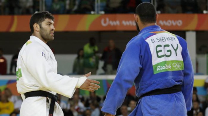 لاعب جودو مصري يرفض مصافحة اسرائيلي بعد الهزيمة