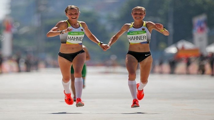 التوام الالماني، الشقيقتان ليزا وانا هانر، اللتان وصلتا الى خط نهاية سباق الماراثون باولمبياد ريو متشابكتي الايدي
