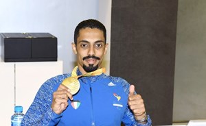 البطل الذهبي أحمد نقا يرفع الميدالية الذهبية (أحمد علي)