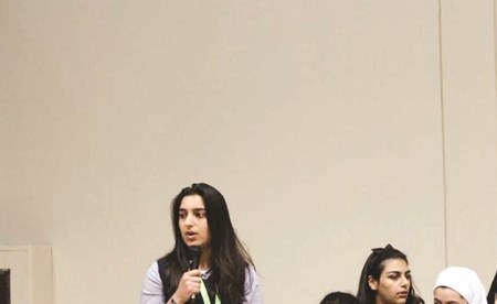 عدد من الطالبات خلال الحوار