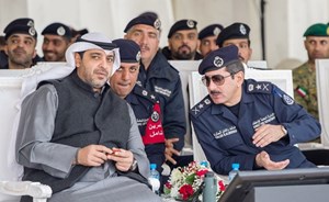 الشيخ محمد العبدالله يصافح المشاركين في التمرين ويبدو الفريق خالد المكراد واللواءان جمال البليهيص وصالح الانصاري