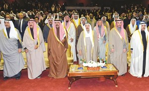 صاحب السمو الأمير الشيخ صباح الأحمد وسمو ولي العهد الشيخ نواف الأحمد ومرزوق الغانم والشيخ جابر العبدالله وسمو الشيخ ناصر المحمد وسمو الشيخ جابر المبارك في مقدمة الحضور