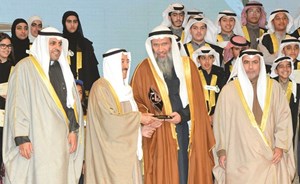 يعقوب الأنصاري يتسلم الدرع البرونزية التي حصلت عليها جمعية الإصلاح