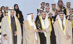 يوسف الصميعي يتسلم الدرع الذهبية التي فازت بها مبرة المتميزين