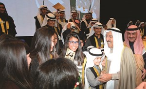 صاحب السمو الأمير الشيخ صباح الأحمد في لفتة أبوية مع عدد من الفائزين والفائزات