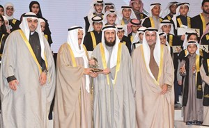 صاحب السمو الأمير الشيخ صباح الأحمد مكرما م.فريد عمادي بدرع التفوق العام التي حصلت عليها وزارة الأوقاف