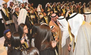 صاحب السمو الأمير الشيخ صباح الأحمد مهنئا عددا من الفائزين والفائزات في مسابقة الكويت الكبرى لحفظ القرآن الكريم