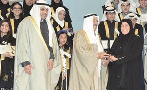 دلال العثمان تتسلم الدرعالفضية التي حصلت عليها جمعية بيادر السلام النسائية