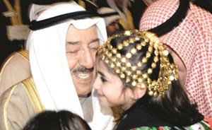 سمو الأمير مهنئا إحدى الفائزات