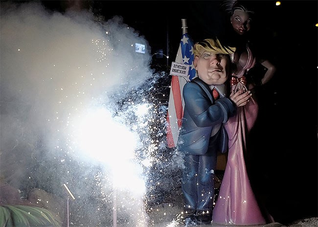  الألعاب النارية بجوار تمثال ترامب