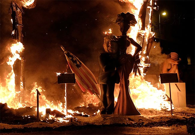  النيران تحاصر تمثال ترامب