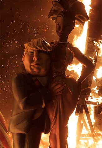  النيران تلتهم التماثيل من خلف تمثال ترامب