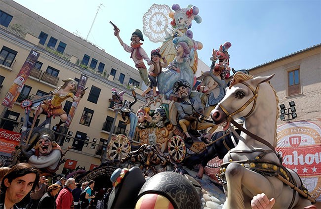  تماثيل فى إسبانيا احتفالات ببداية الربيع