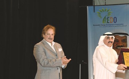 يوسف مصطفى وطلال الجري يكرمان ممثلة احدى المدارس