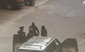 لحظة اخراج قاطني منزل شقيق الداعشي