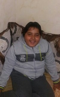 مرض نادر.. طفلان يسمعان ولا يتكلمان ويأكلان اللحم النيئ