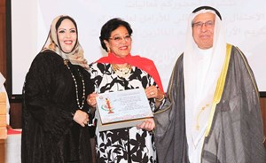 البغلي والعدواني خلال تكريم عائشة اليحيى